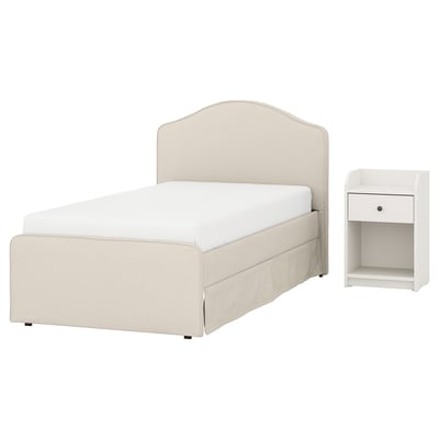 Stellen Sie sich ein beige RAMNEFJÄLL-Bett mit gepolstertem Kopfteil und Fußende vor. Enthält einen weißen Hauga-Nachttisch mit Schublade.