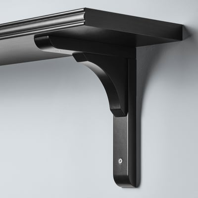 Schwarze hängende Regalhalterung, modernes Design, robust und minimalistisch.