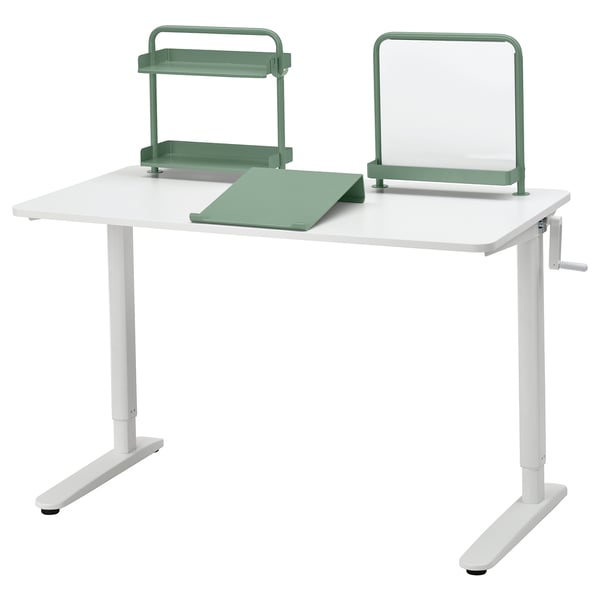 RELATERA verstellbarer Kinderschreibtisch mit grünem Zubehör, weißer Platte, Kurbel, Organizer und Magnettafel.