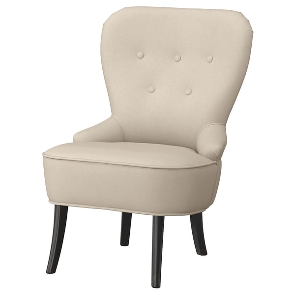 Der REMSTA Sessel ist ein beigefarbener, gepolsterter Stuhl mit dunklen Holzbeinen, der ein traditionelles und bequemes Design bietet.