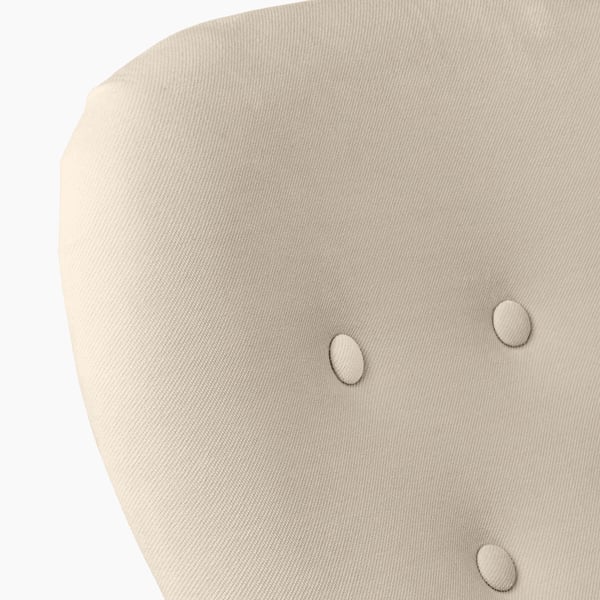 Nahaufnahme aus beigem Stoff mit feiner Textur, glatter Haptik und eleganten Details.