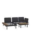 Ein schwarzes REVSKÄR Outdoor-Lounge-Set mit einem Sofa, einer Liege und einem Couchtisch mit schlanken Metallrahmen und Holzakzenten.
