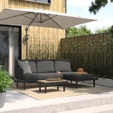 Moderne Hinterhofterrasse mit schwarzer Außensektion, Couchtisch und großem Sonnenschirm für Schatten.