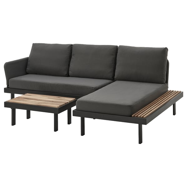 Modernes schwarzes Sektionssofa für den Außenbereich mit schlankem, eckigem Design, bestehend aus einem Sofa, einer Ottomane und einem Couchtisch mit Holzlatten.