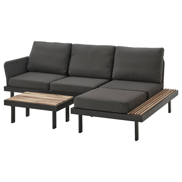 Schwarze Outdoor-Sofagarnitur mit Kissen und Lattentischen. Modernes, L-förmiges Design.