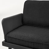Nahaufnahme eines modernen, bequemen Outdoor-Sofas aus dunklem Stoff. Klare Linien, robuste Nähte, stehen für hochwertigen Komfort.