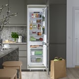 Offene Kühl-/Gefrierkombination mit verstellbaren Regalen, in denen Lebensmittel und Produkte angezeigt werden.