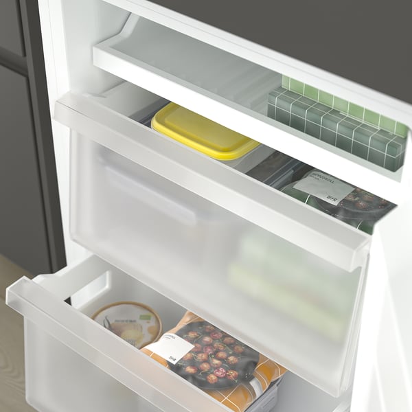 Kühlschrank mit verstellbaren Regalen, gelber Behälter, Beeren.