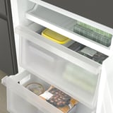 Kühlschrank mit verstellbaren Regalen, gelber Behälter, Beeren.