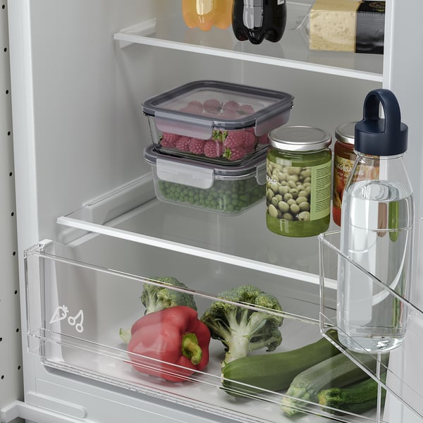 Offener Kühlschrank mit verstellbaren Regalen. Gemüse in Schubladen, Beeren und Erbsen in Behältern, Glas und Wasserflasche sichtbar.