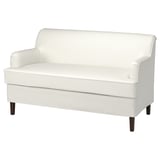 Weißes ROCKSJÖN Sofa mit gerollten Armlehnen und Falten.