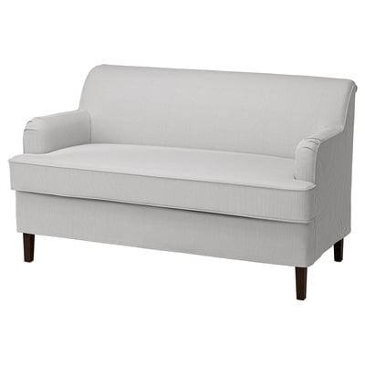 Der rockksen Loveseat hat einen weiß-grau gestreiften Stoffbezug, ein klassisches Design mit gerollten Armlehnen und Falten sowie dunkle Holzbeine.