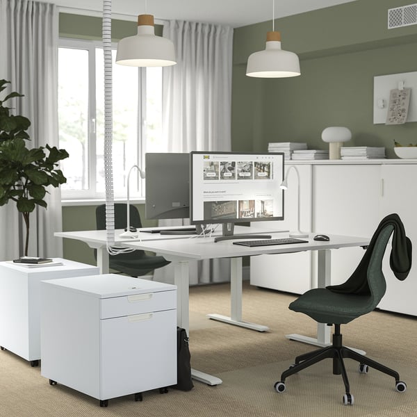 Modernes Homeoffice mit elektrischem Schreibtisch, Monitor, Stuhl und Dekor.