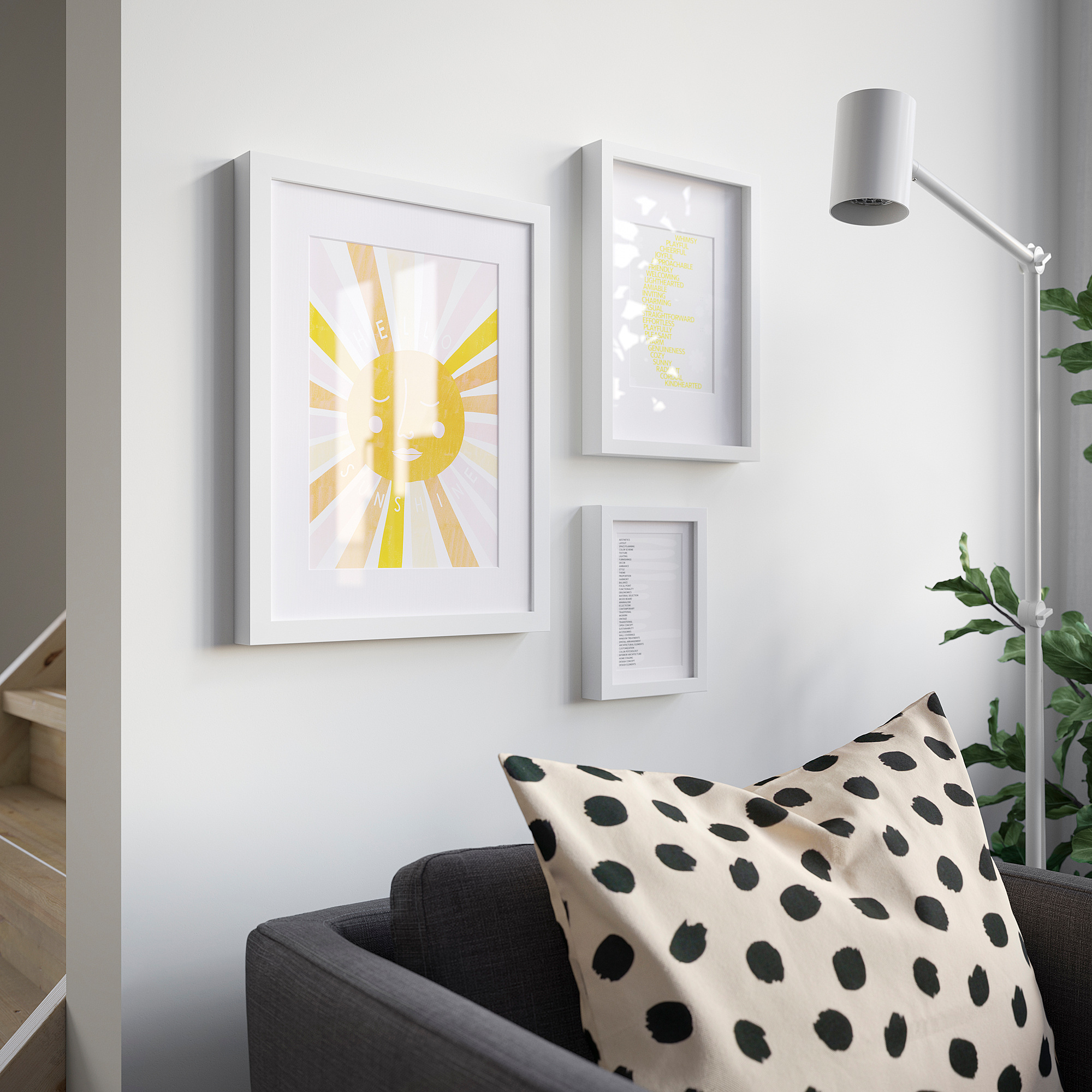 Drei gerahmte Kunstwerke an einer Wand: Sonne, Landkarte, Text. Grauer Sessel mit geflecktem Kissen, Lampe und Pflanze.