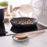 Küche mit Pfanne mit sautierten Pilzen, Löffelablage.