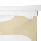 Ein teilweise gerollter, beige-gelb gemusterter Vorhang mit einem dünnen weißen Stoff. Es streut das Licht und bietet Privatsphäre.