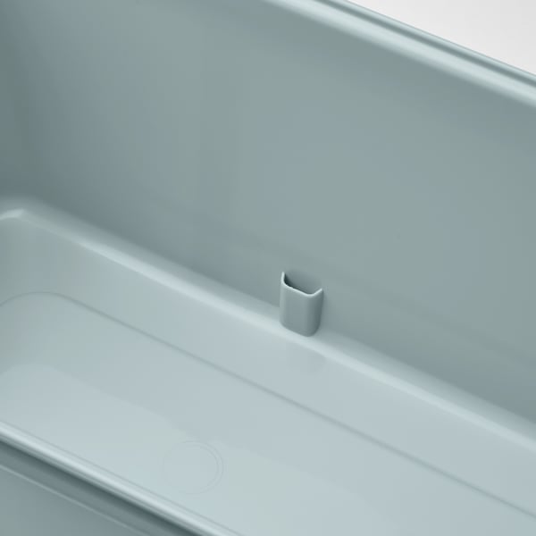 Das Bild zeigt einen schlanken, hellblauen Blumenkasten mit einstellbarem Wasserabfluss für gesunde Pflanzen.