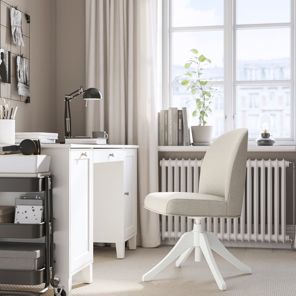 Modernes Homeoffice mit ROSENTORP Stuhl, Schreibtisch, Lampe und Pflanze.
