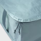 Nahaufnahme einer strapazierfähigen, hellblauen Aufbewahrungstasche mit starken Nähten, einem Griff und Kordelzug.