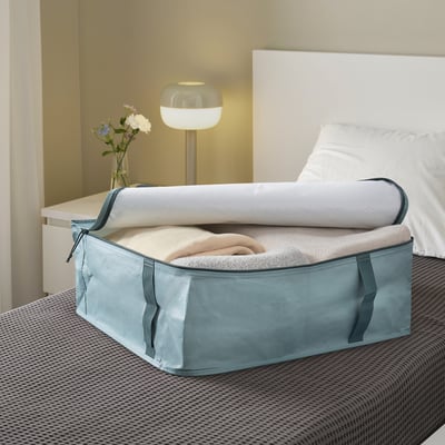 Aufbewahrungsbox auf dem Bett, in der Matratzen und Decken aufbewahrt werden, um eine Organisation mit Recycling- oder Energierückgewinnungsfähigkeit zu fördern.