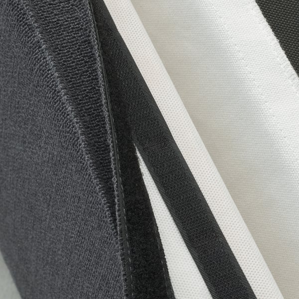 Nahaufnahme des Stuhlbezugs mit strukturierter Oberfläche, der das abnehmbare Melange-Design zeigt.