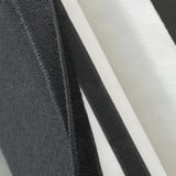 Nahaufnahme des Stuhlbezugs mit strukturierter Oberfläche, der das abnehmbare Melange-Design zeigt.