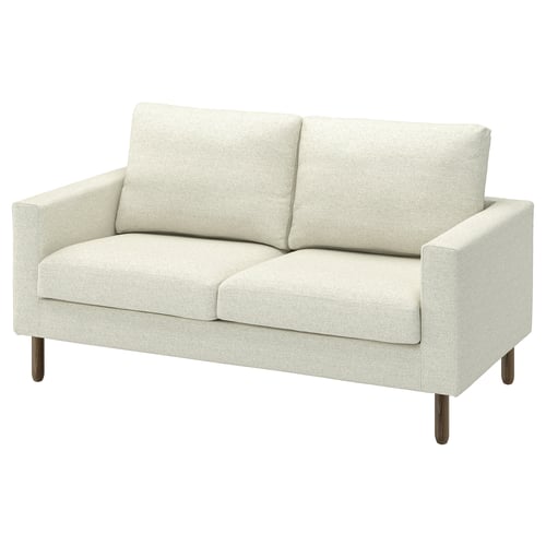 SALTSJÖBADEN: cremefarbenes 2-Sitzer-Sofa, Holzbeine, sauberes Design, stützende Polster.