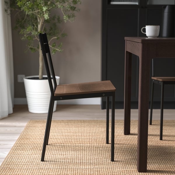 Stuhl mit Holzsitz und Metallbeinen; Teil der Sandberg-Serie, die für Komfort und kleinere Räume konzipiert wurde.