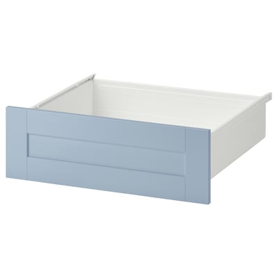 Eine blaue SANNIDAL-Schubladenfront, rechteckig, mit glatter Oberfläche. Er besteht aus Spanplatten und Papierfolie und wird an einer Platsa-Aufbewahrungseinheit befestigt.