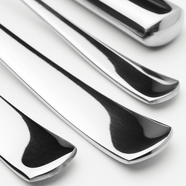 Löffelset aus poliertem Metall, insgesamt fünf, ordentlich verlegt, für klare Sicht auf das schlanke Design und die glatte Oberfläche.
