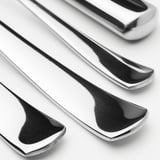 Löffelset aus poliertem Metall, insgesamt fünf, ordentlich verlegt, für klare Sicht auf das schlanke Design und die glatte Oberfläche.