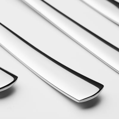 Vier silberne Löffel, glatt und glänzend, in einer Reihe ausgelegt. Einfaches, klassisches Design. Material aus rostfreiem Stahl.