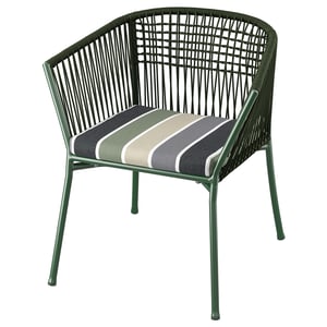 Ein grüner SEGERÖN Outdoor-Stuhl mit gestreiftem Kissen. Es ist ein gewebtes Design und besteht aus Stahl und Polyester.