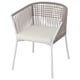Option: SEGERÖN Stuhl: weißes Gestell, beiges Seil, leichtes Kissen, modernes Outdoor-Design.