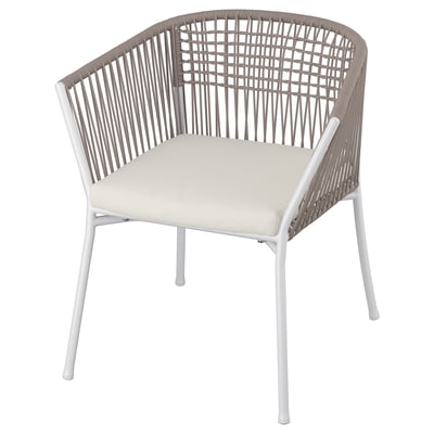 SEGERÖN Stuhl: weißes Gestell, beiges Seil, leichtes Kissen, modernes Outdoor-Design.
