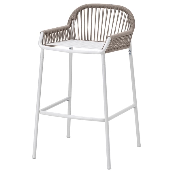 Ein weißer SEGERÖN Outdoor-Barhocker. Es handelt sich um ein pulverbeschichtetes Stahlgestell, einen handgeflochtenen Sitz und eine Rückenlehne aus Seil, die sich perfekt für den Außenbereich eignen.
