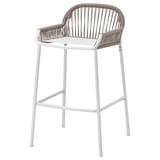 Ein weißer SEGERÖN Outdoor-Barhocker. Es handelt sich um ein pulverbeschichtetes Stahlgestell, einen handgeflochtenen Sitz und eine Rückenlehne aus Seil, die sich perfekt für den Außenbereich eignen.