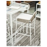 Moderner Outdoor-Stuhl: SEGERÖN in Weiß, Metallgestell & geflochtener Sitz, auf Holzdeck.
