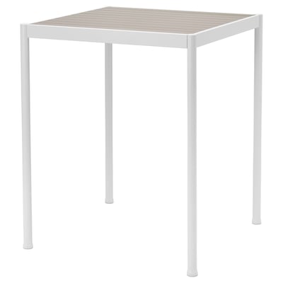 Ein weißer SEGERÖN Outdoor-Tisch mit rechteckiger Platte und vier Beinen aus pulverbeschichtetem Stahl.