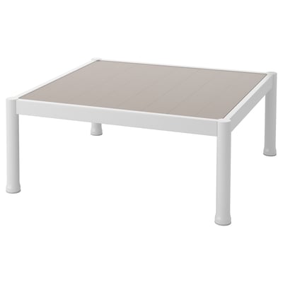 Ein weißer quadratischer SEGERÖN Outdoor-Tisch mit grauer Tischplatte und schlanken, abgerundeten Beinen.