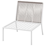 Ein weißer SEGERÖN Outdoor-Stuhl mit geflochtener Rückenlehne und Sitzfläche, perfekt für Balkon oder Terrasse.