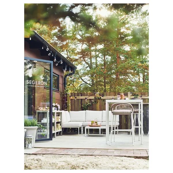 Moderne Terrasse mit Sektionssofa, Barhockern, Tisch, Grün.