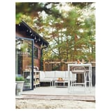Moderne Terrasse mit Sektionssofa, Barhockern, Tisch, Grün.