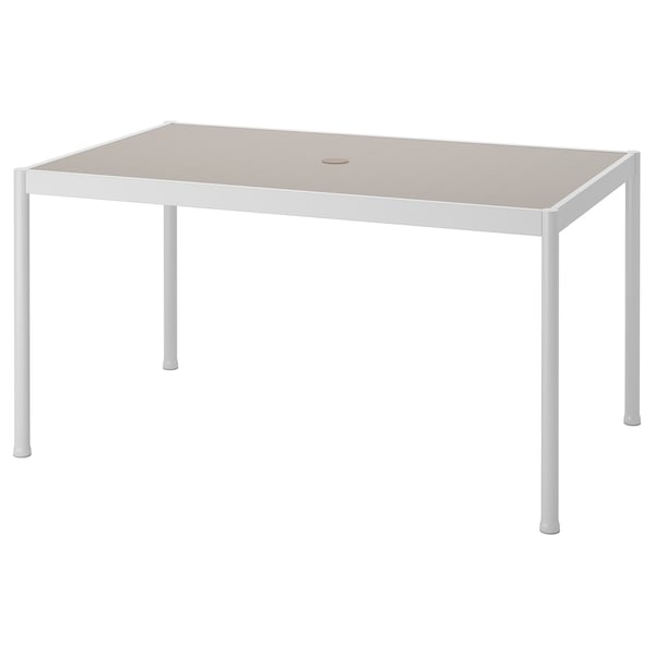 Ein weißer SEGERÖN Outdoor-Tisch mit heller Platte und vier abgewinkelten Beinen, der auf Langlebigkeit und einfache Reinigung ausgelegt ist.