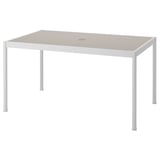 Ein weißer SEGERÖN Outdoor-Tisch mit heller Platte und vier abgewinkelten Beinen, der auf Langlebigkeit und einfache Reinigung ausgelegt ist.