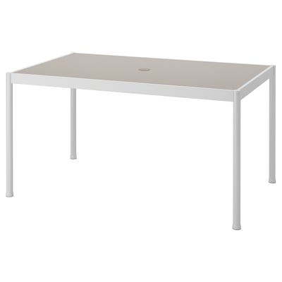 Ein weißer SEGERÖN Outdoor-Tisch mit heller Platte und vier abgewinkelten Beinen, der auf Langlebigkeit und einfache Reinigung ausgelegt ist.