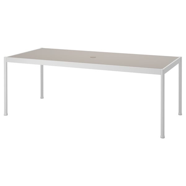 SEGERÖN Outdoor-Tisch mit Aluminiumplatte, weißen Beinen, rechteckiger Form.