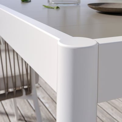 Weißer moderner Outdoor-Tisch mit kreisförmiger Stütze; Schlankes, minimalistisches Design.