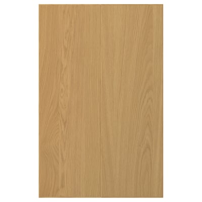Eine SINARP Holztür in heller Eichenausführung mit einem schlichten rechteckigen Design und einer Kante aus Massivholz.