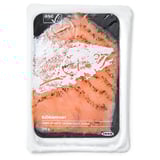Vakuumverpacktes gepökeltes Atlantisches Lachsfilet mit der Aufschrift SJÖRAPPORT, bereit zum Servieren als Hauptgericht oder Buffet.
